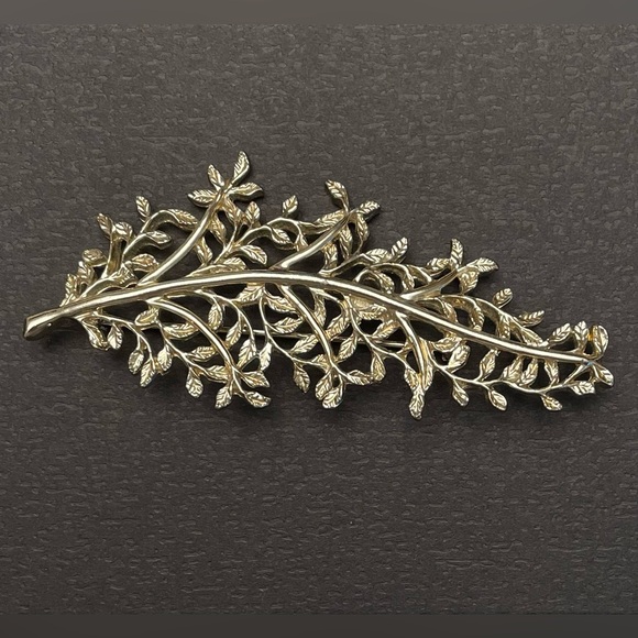 Vintage Judy Lee Goldtone Brooch - Picture 1 of 6